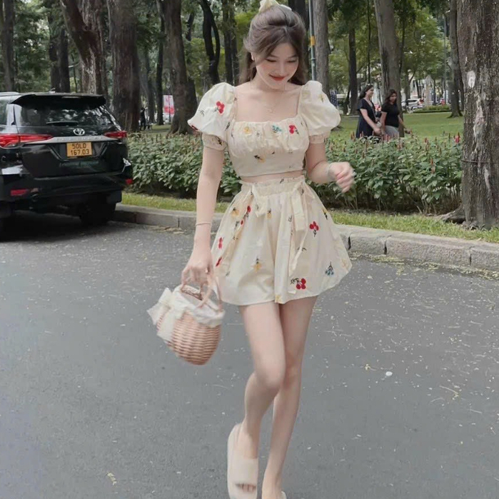 Set Bộ Đồ Nữ,Sét Áo Croptop Thiết Kế Cổ Vuông Tay Bồng Cao Cấp Mix Quần Đùi Hoạ Tiết Hoa Nhẹ nhàng sang Chảnh thời Trang