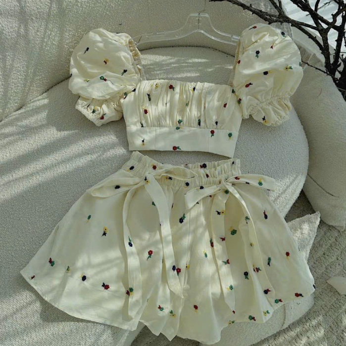 Set Bộ Đồ Nữ,Sét Áo Croptop Thiết Kế Cổ Vuông Tay Bồng Cao Cấp Mix Quần Đùi Hoạ Tiết Hoa Nhẹ nhàng sang Chảnh thời Trang