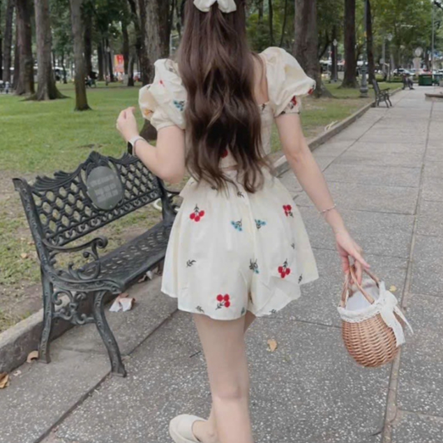 Set Bộ Đồ Nữ,Sét Áo Croptop Thiết Kế Cổ Vuông Tay Bồng Cao Cấp Mix Quần Đùi Hoạ Tiết Hoa Nhẹ nhàng sang Chảnh thời Trang