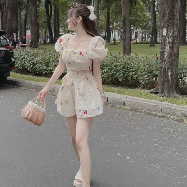 Set Bộ Đồ Nữ,Sét Áo Croptop Thiết Kế Cổ Vuông Tay Bồng Cao Cấp Mix Quần Đùi Hoạ Tiết Hoa Nhẹ nhàng sang Chảnh thời Trang