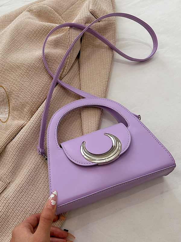 Túi xách nữ đeo chéo kiểu dáng thời trang với chi tiết trang trí hình trăng khuyết, có hai màu đen và tím