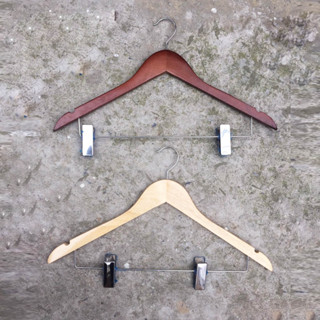 10 móc kẹp tam giác, móc kẹp quần áo gỗ Sơn PU chống thấm. Hàng bền đẹp và tiện dụng