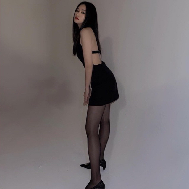 Đầm cổ yếm Seance Plus ngắn màu đen khoét eo hở lưng Pass Thanh lý