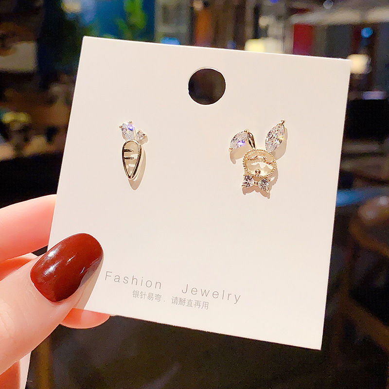 Khuyên tai dáng thỏ carot xinh xắn đính đá TODOKI T065