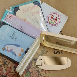 Gương mini gấp gọn kèm lược