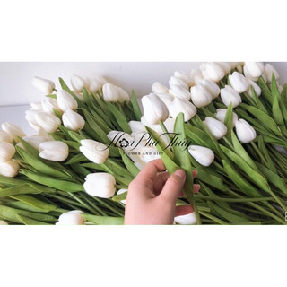 Hoa tulip cài tóc cô dâu