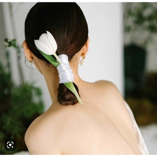 Hoa tulip cài tóc cô dâu
