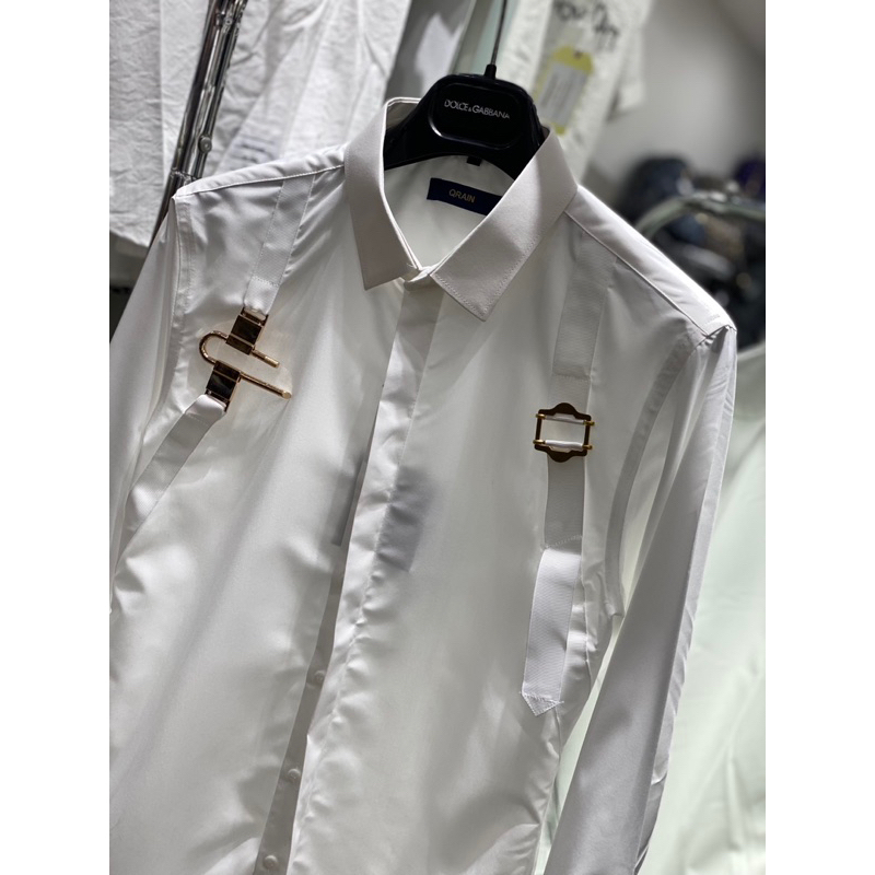 Sơ mi trắng thiết kế thêm dây mặc lên dáng cực sang trọng