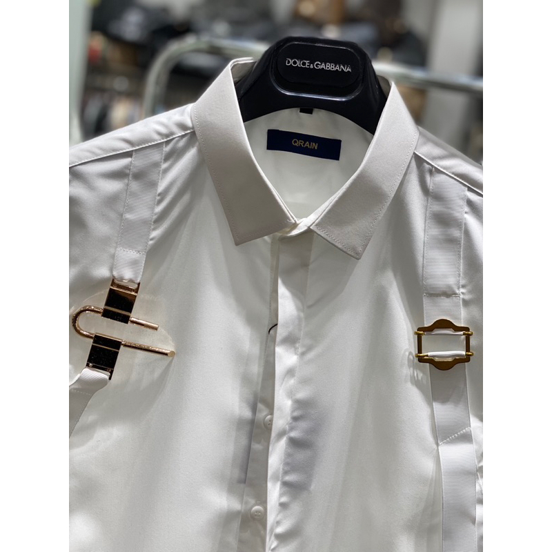 Sơ mi trắng thiết kế thêm dây mặc lên dáng cực sang trọng