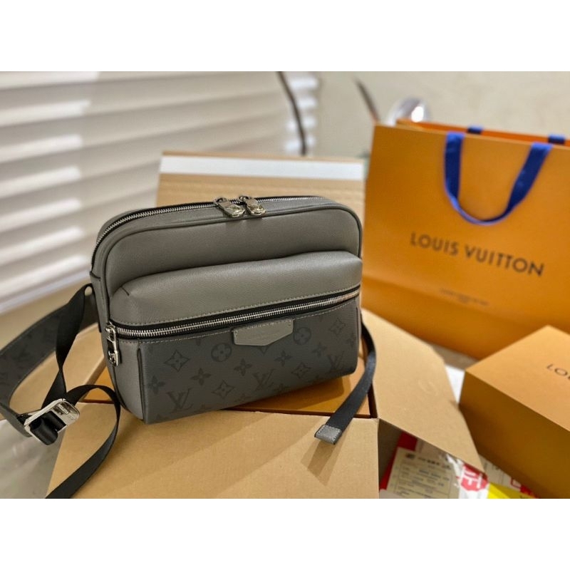 Túi đeo chéo nam LV Mesenger hàng super  sz25cm màu ghi mới nhất cực đẹp fullbox hãng