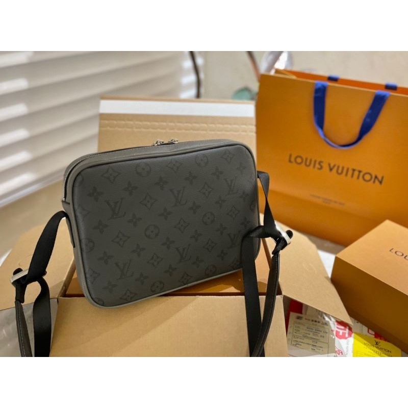 Túi đeo chéo nam LV Mesenger hàng super  sz25cm màu ghi mới nhất cực đẹp fullbox hãng