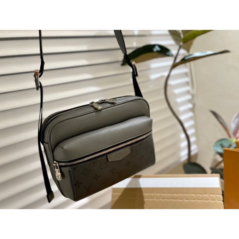 Túi đeo chéo nam LV Mesenger hàng super  sz25cm màu ghi mới nhất cực đẹp fullbox hãng