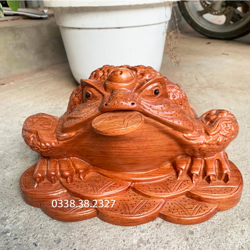 Tượng cóc ngậm tiền thiềm thừ rộng 30 35cm và 40cm được làm bằng gỗ hương nguyên khối