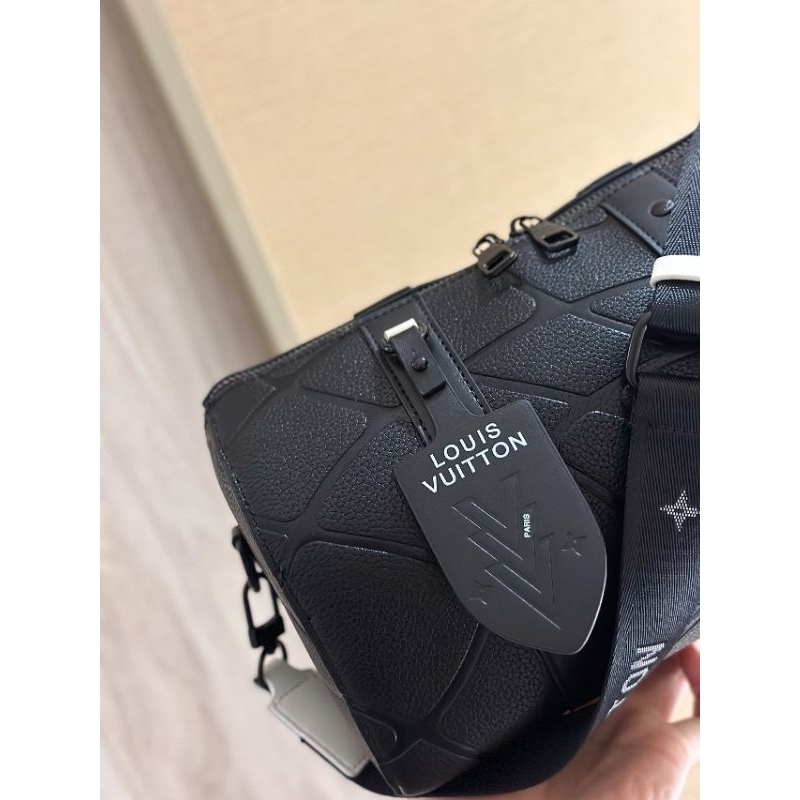 Túi nam LV CITY KP. hàng SUPER họa tiết mới dáng trống đeo cực đẹp  fullbox nam châm