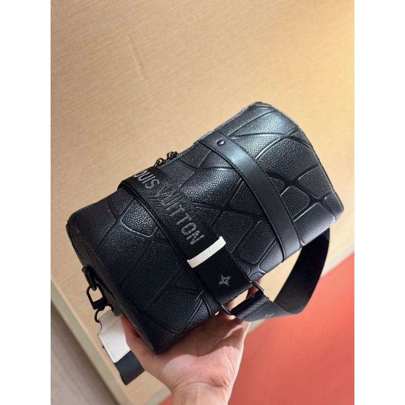 Túi nam LV CITY KP. hàng SUPER họa tiết mới dáng trống đeo cực đẹp  fullbox nam châm