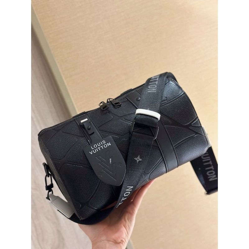 Túi nam LV CITY KP. hàng SUPER họa tiết mới dáng trống đeo cực đẹp  fullbox nam châm