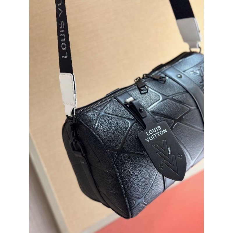 Túi nam LV CITY KP. hàng SUPER họa tiết mới dáng trống đeo cực đẹp  fullbox nam châm