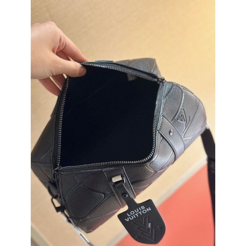 Túi nam LV CITY KP. hàng SUPER họa tiết mới dáng trống đeo cực đẹp  fullbox nam châm
