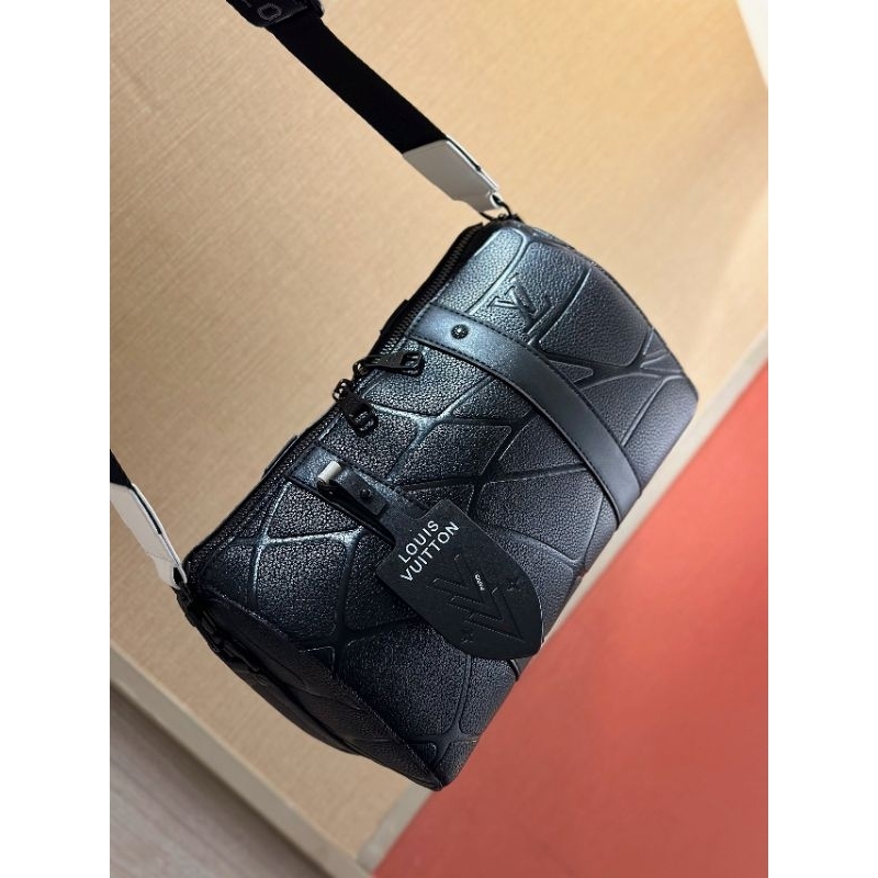 Túi nam LV CITY KP. hàng SUPER họa tiết mới dáng trống đeo cực đẹp  fullbox nam châm