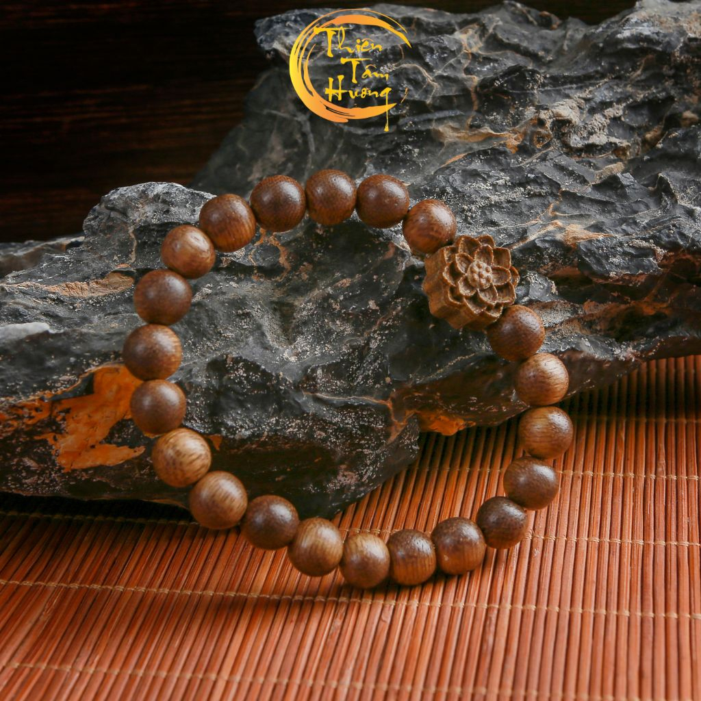Vòng Tay Trầm Hương Tròn Đơn Mix Hoa Sen làm từ Trầm Hương rừng tự nhiên mang lại nhiều Tài Lộc - May Mắn