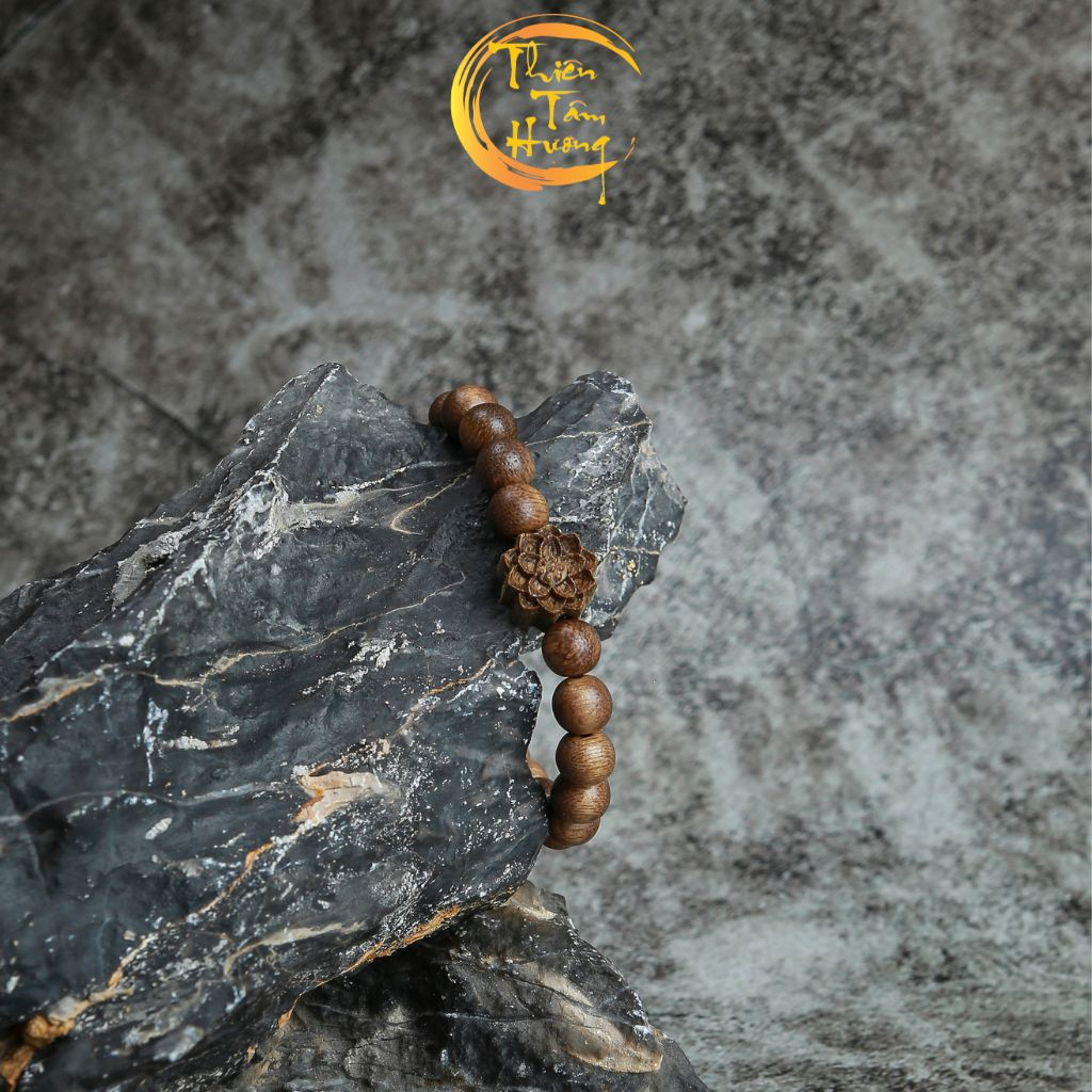 Vòng Tay Trầm Hương Tròn Đơn Mix Hoa Sen làm từ Trầm Hương rừng tự nhiên mang lại nhiều Tài Lộc - May Mắn