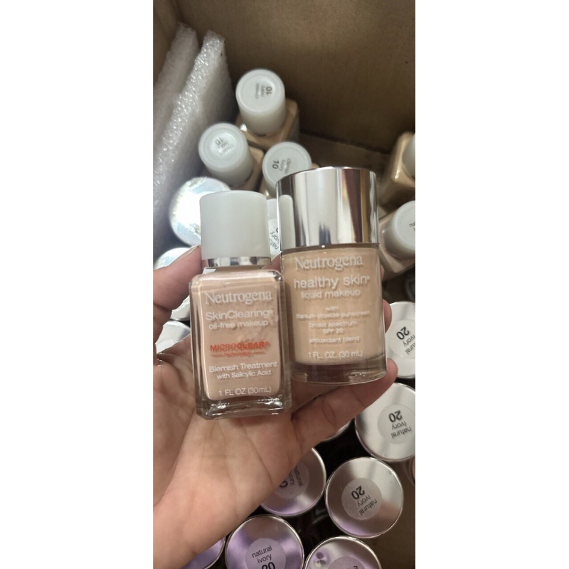 Kem nền Neutrogena Skin Clearing Oil-Free tone sáng
