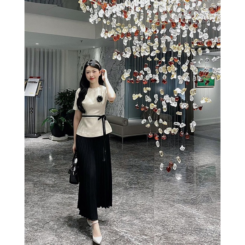 Set 2 chi tiết tiểu thư áo kèm chân váy thanh lịch.