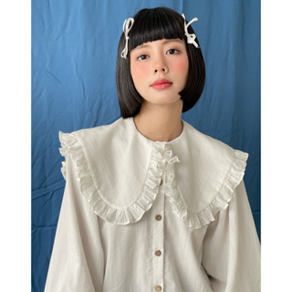 KIOBI - (Tặng cài áo) Áo sơ mi Camélia form suông, tay phồng dài, cổ lá sen viền bèo, vải linen gân - KIA224146