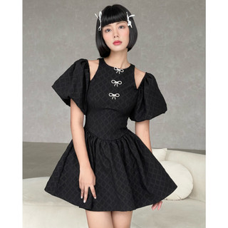KIOBI – (Tặng kèm 3 nơ cài) Đầm Calla Lily form mini dáng ôm hạ eo, cổ tròn, tùng xòe, vải gấm gân ô đen - KID233269D