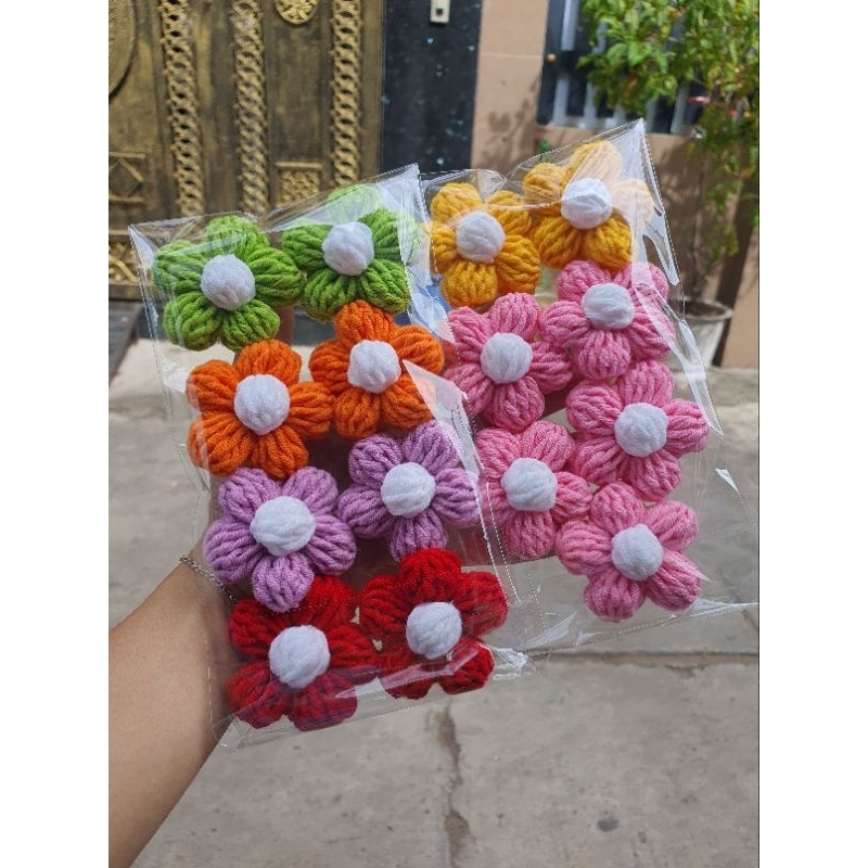 Pin cài túi hoa len handmade nhiều màu