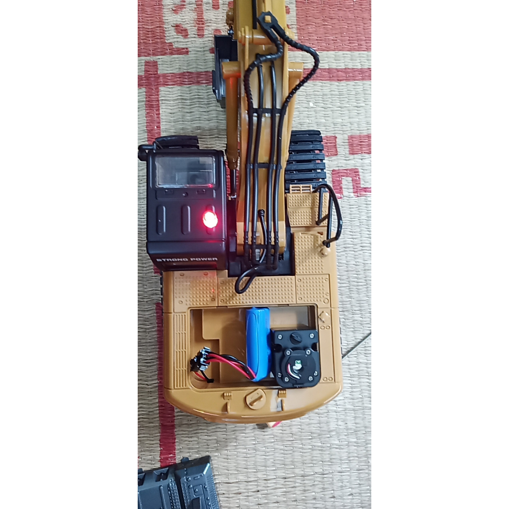 MÁY XÚC ĐIỀU KHIỂN PHUN KHÓI 21 KÊNH HUINA 1650