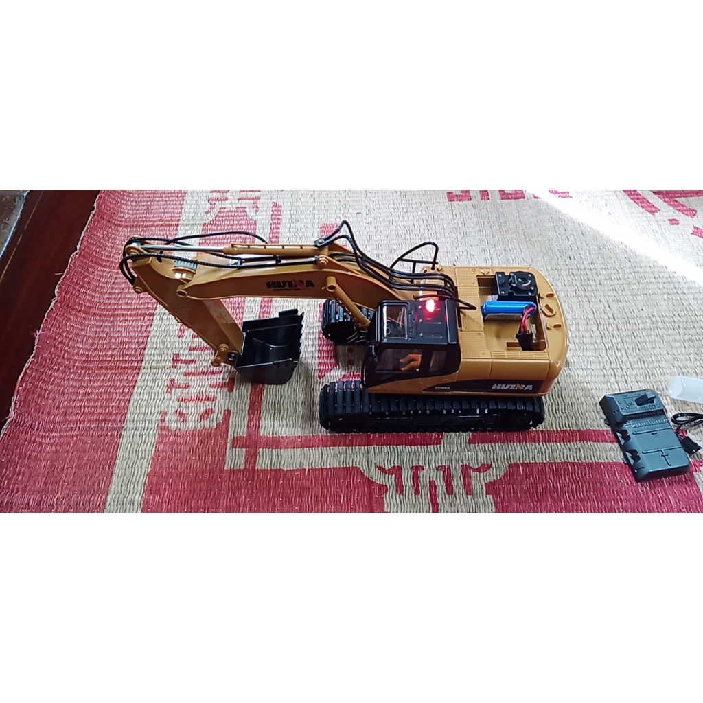MÁY XÚC ĐIỀU KHIỂN PHUN KHÓI 21 KÊNH HUINA 1650