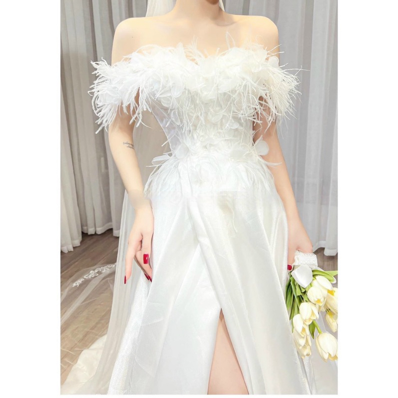 Đầm cưới TRIPBLE T DRESS trễ vai kết hoa rơi phối lông vũ tua rua - size S/M/L - MS307V