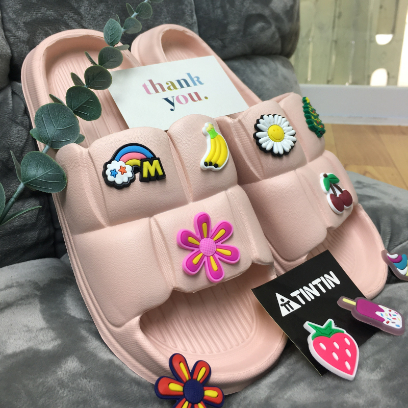 Dép bánh mì quai ngang tiểu thư gắn ticker siêu xinh siêu nhẹ đi học đi chơi đi biển- Hồng, Trắng kem -Ticker ngẫu nhiên