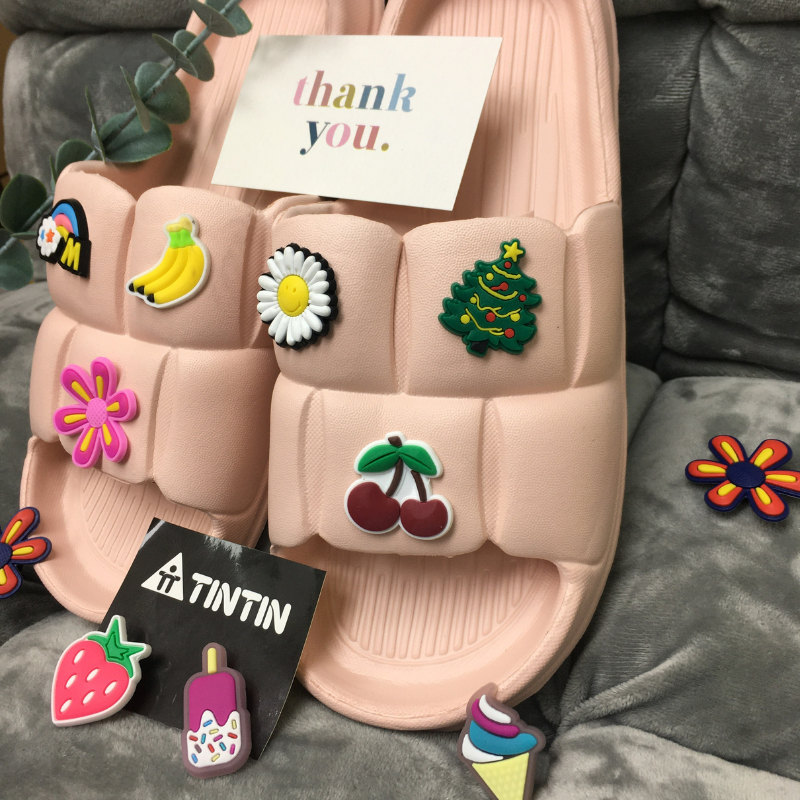 Dép bánh mì quai ngang tiểu thư gắn ticker siêu xinh siêu nhẹ đi học đi chơi đi biển- Hồng, Trắng kem -Ticker ngẫu nhiên