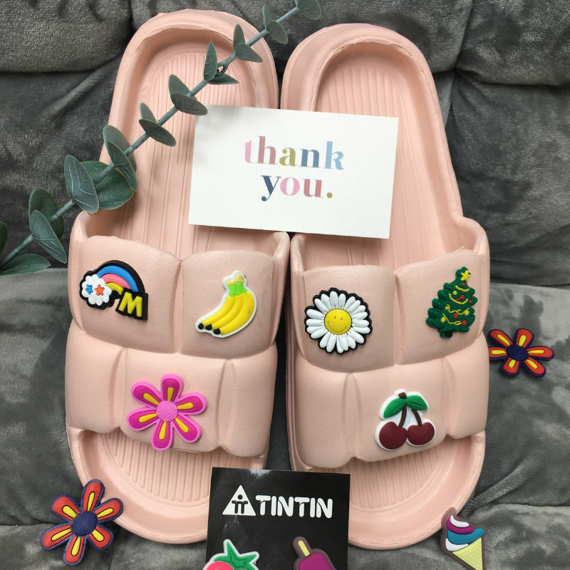 Dép bánh mì quai ngang tiểu thư gắn ticker siêu xinh siêu nhẹ đi học đi chơi đi biển- Hồng, Trắng kem -Ticker ngẫu nhiên