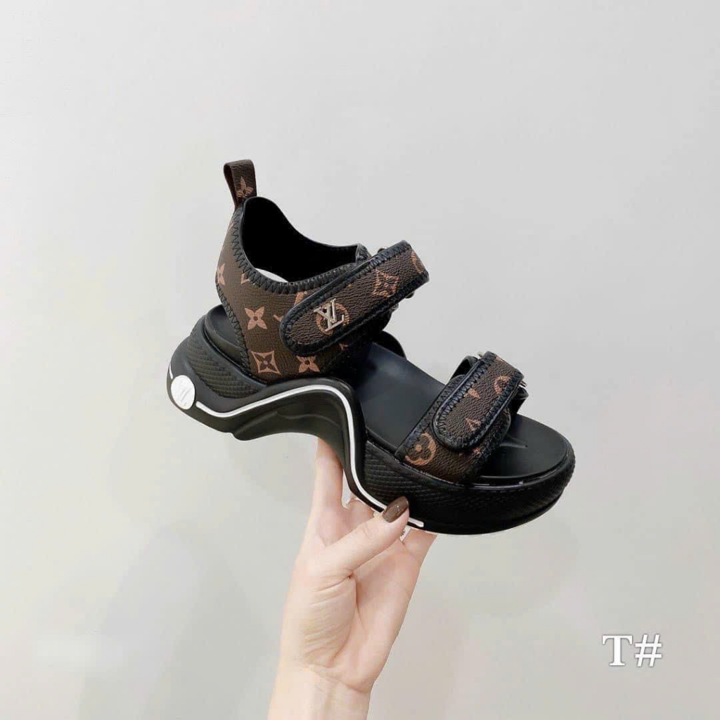 Sandal đế bằng lv quai ngang dán hoạ tiết đai hoa nâu. Hàng vnxk