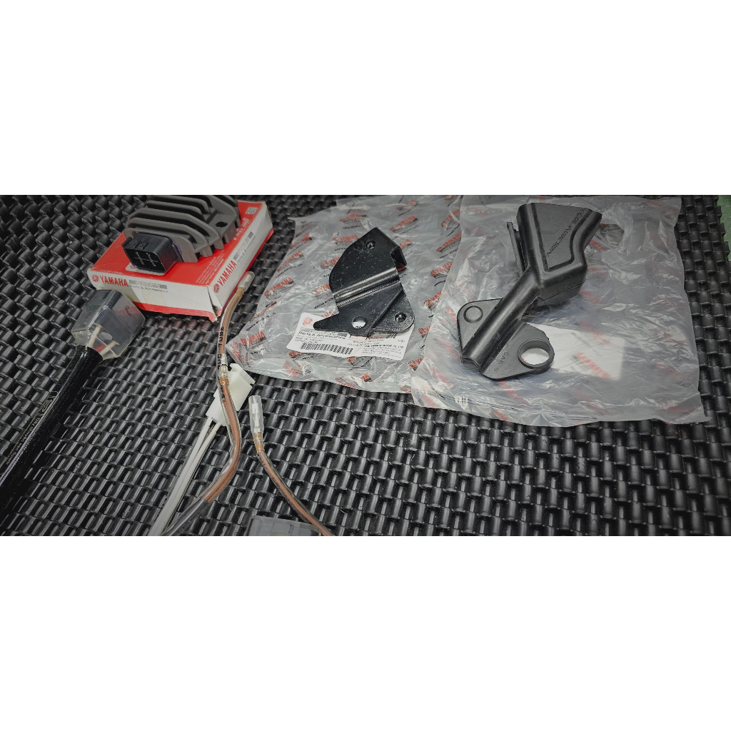 Sạc Spark 135i xài cho exciter 4s-5s , Có bán jack chuyển cho ae xài exciter lên sạc , pass, cao su