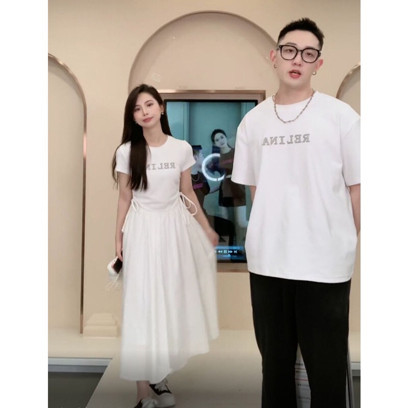 Bộ đôi màu trắng, váy áo liền váy dáng dài kết hợp áo thun nam