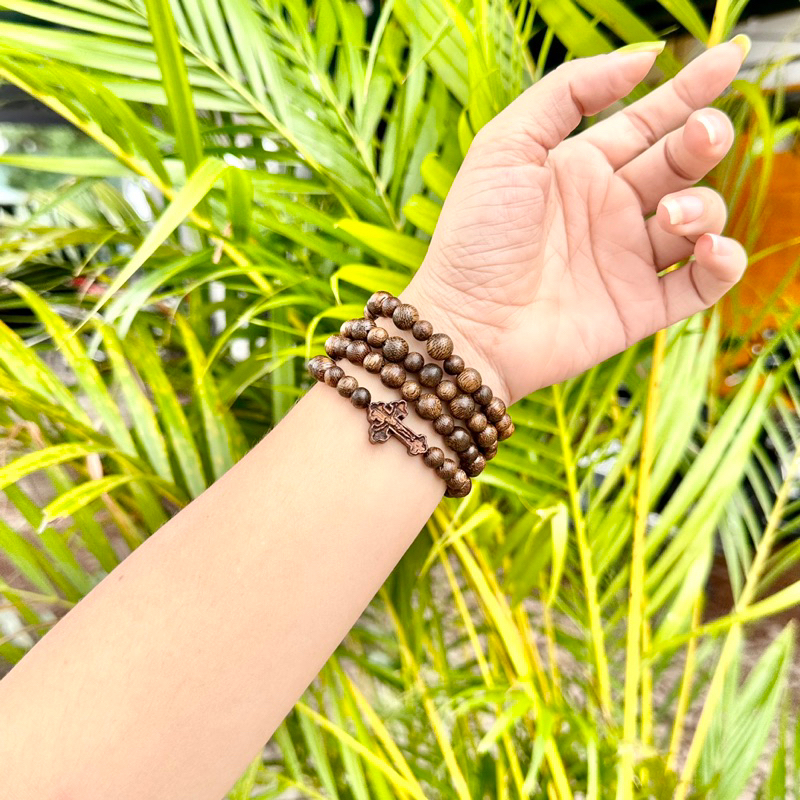 Chuỗi mân côi trầm hương tốc quấn tay mix charm thánh giá công giáo, dành cho người đạo thiên chúa