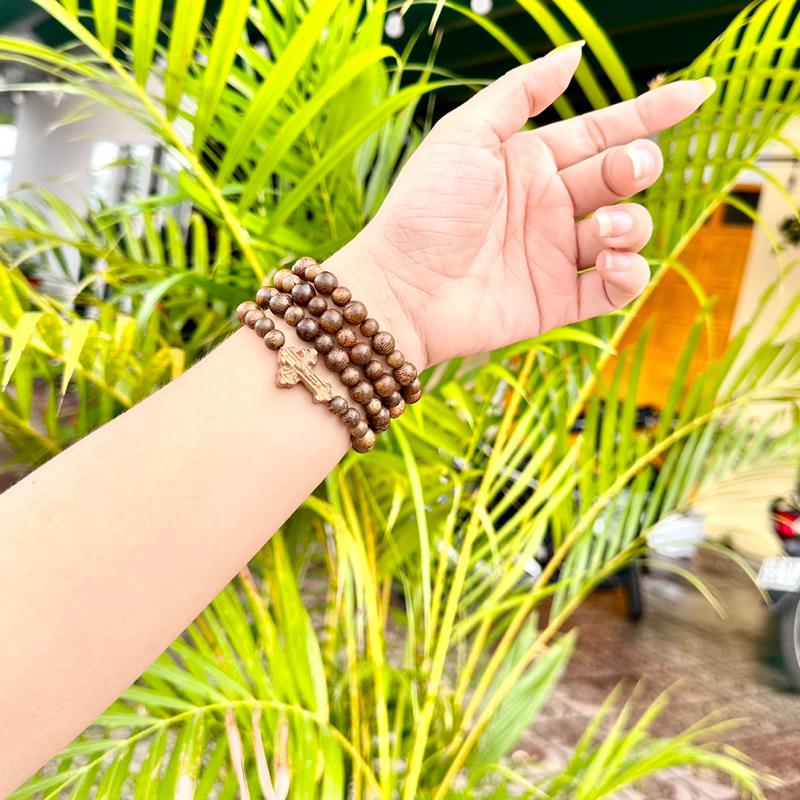 Chuỗi mân côi trầm hương tốc quấn tay mix charm thánh giá công giáo, dành cho người đạo thiên chúa