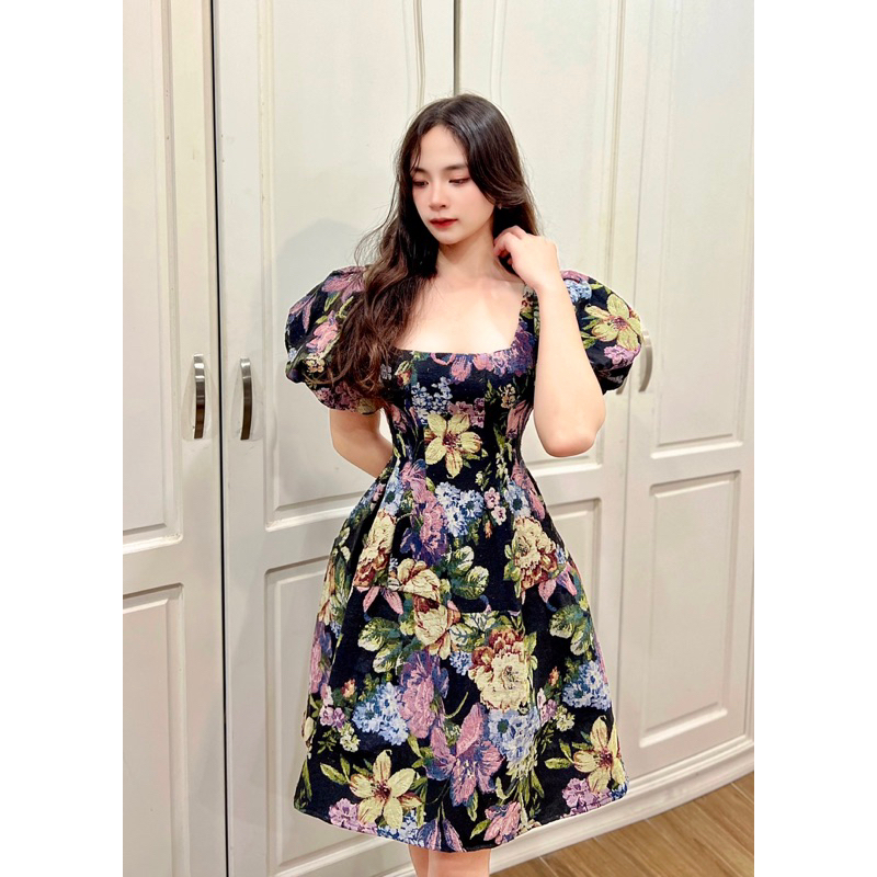 Đầm Gấm Hoa Tiểu Thư Dáng Ngắn Tay Bồng Thiết Kế Sarah Họa Tiết Thanh Lịch Tôn Da, Phù Hợp Đi Tiệc Dạo Phố