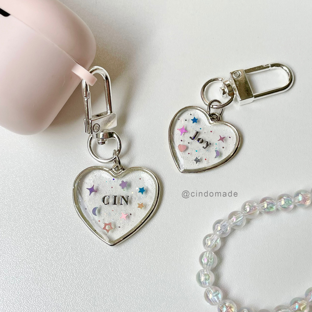 MÓC KHÓA KHẮC TÊN THEO YÊU CẦU KHUNG TRÁI TIM RESIN SIÊU LẤP LÁNH KEYCHAIN