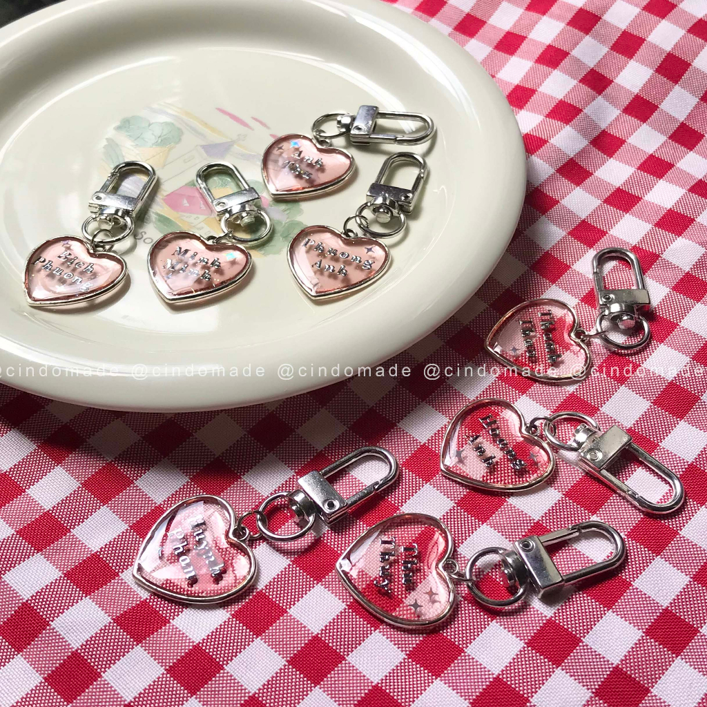 MÓC KHÓA KHẮC TÊN THEO YÊU CẦU KHUNG TRÁI TIM RESIN SIÊU LẤP LÁNH KEYCHAIN
