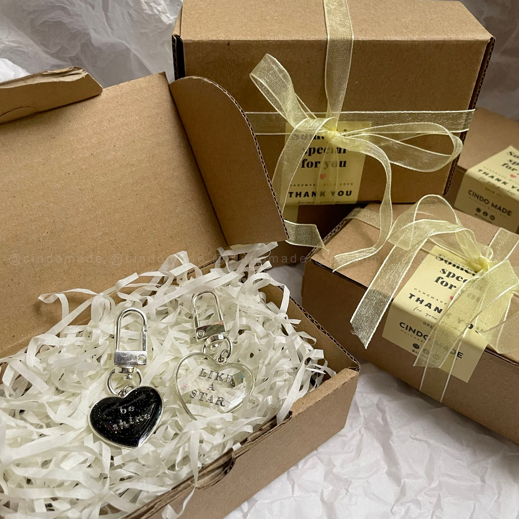 MÓC KHÓA KHẮC TÊN THEO YÊU CẦU KHUNG TRÁI TIM RESIN SIÊU LẤP LÁNH KEYCHAIN