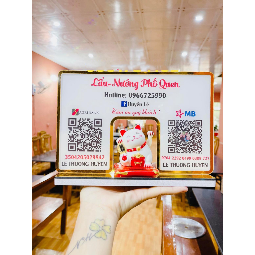 Bảng quét mã qr mica in theo yêu cầu, in mã qr để bàn đựng mèo thần tài vẫy tay chất liệu mica bền đẹp