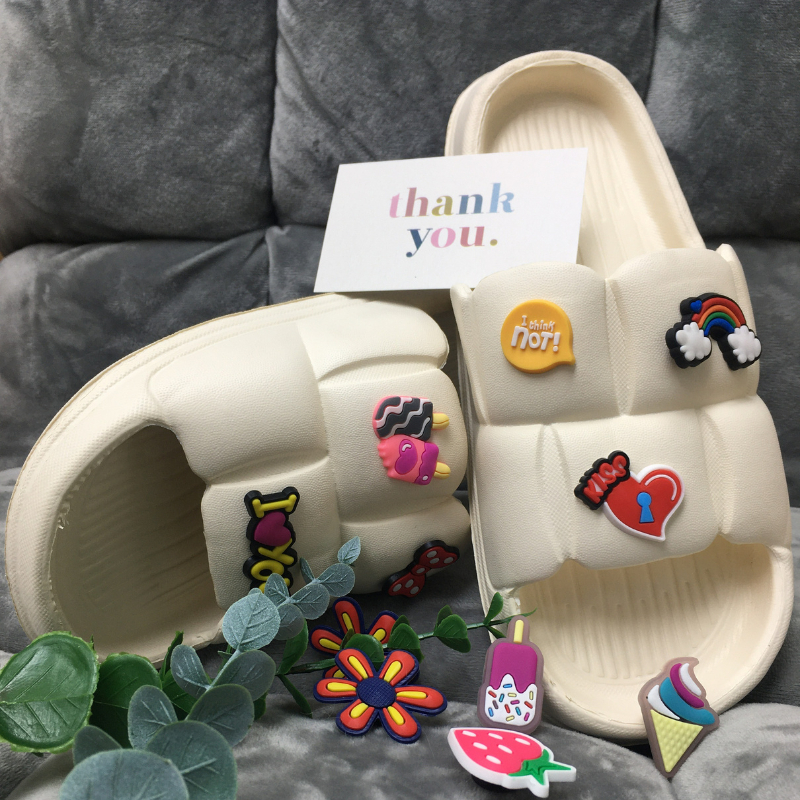 Dép bánh mì quai ngang tiểu thư gắn ticker siêu xinh siêu nhẹ đi học đi chơi đi biển- Hồng, Trắng kem -Ticker ngẫu nhiên