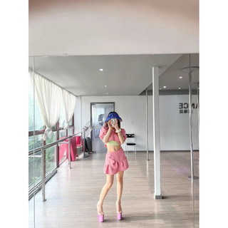 Set váy hồng cá tính.