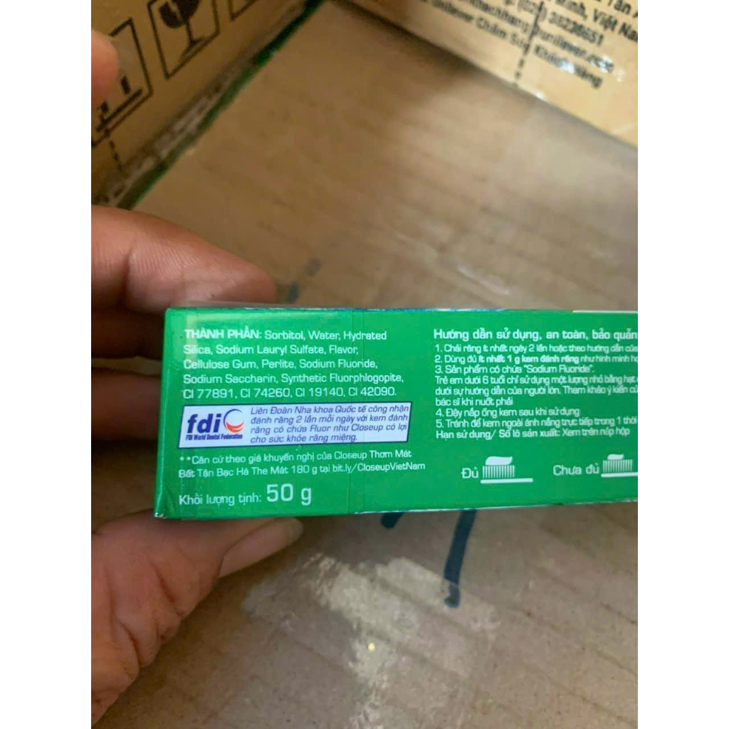 Kem đánh răng Closeup bạc hà 50g date mới - Hàng tặng