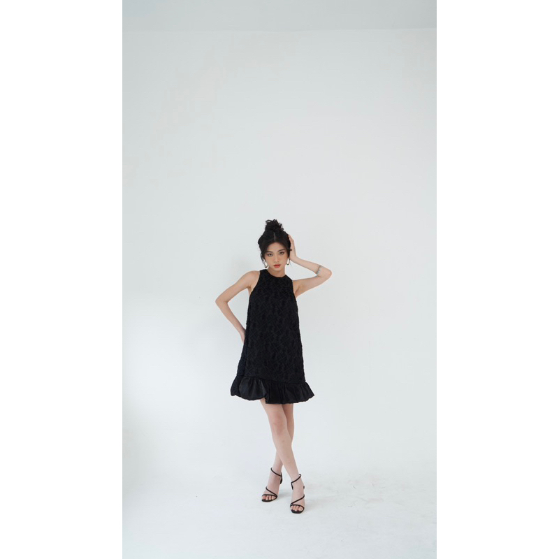 DELADE | Đầm ánh nhũ hoạ tiết hoa nổi phối đuôi bèo | Lily Dress